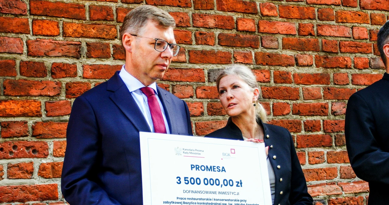 Na zdjęciu Artur Chojecki i Iwona Arent z PiS podczas wręczania promesy na konserwację bazyliki Św. Jakuba w Olsztynie