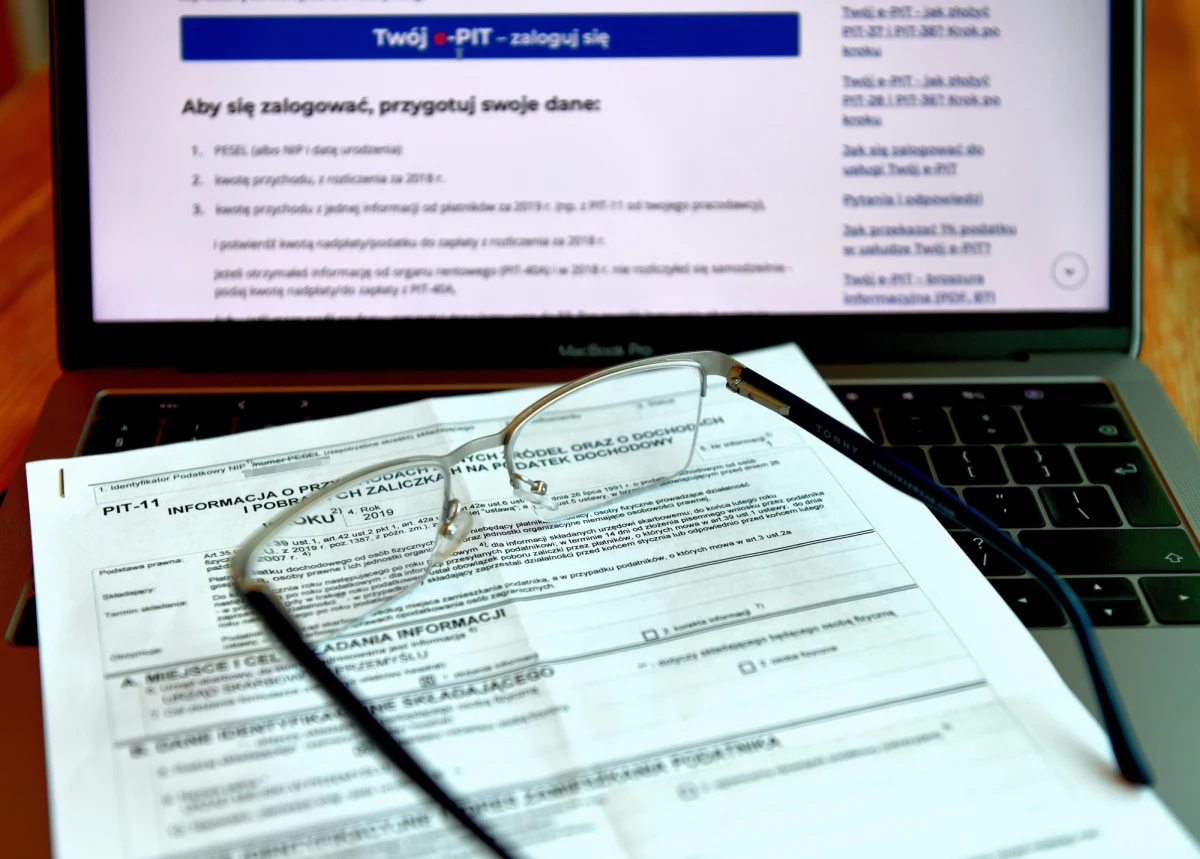 Od 15 lutego Ministerstwo Finansów udostępnia e-PIT. Po raz pierwszy publikowane są zeznania dla przedsiębiorców. PIT-y nie zawierają jednak większości ulg. Konieczne więc jest nanoszenie zmian. W Radiu RMF24 Piotr Salak rozmawiał z Piotrem Juszczykiem, głównym  doradcą finansowym InFaktu, o pułapkach, które czekają na rodziców chcących skorzystać z ulgi na dziecko oraz o tym, kiedy warto rozliczać się wspólnie z małżonkiem. 