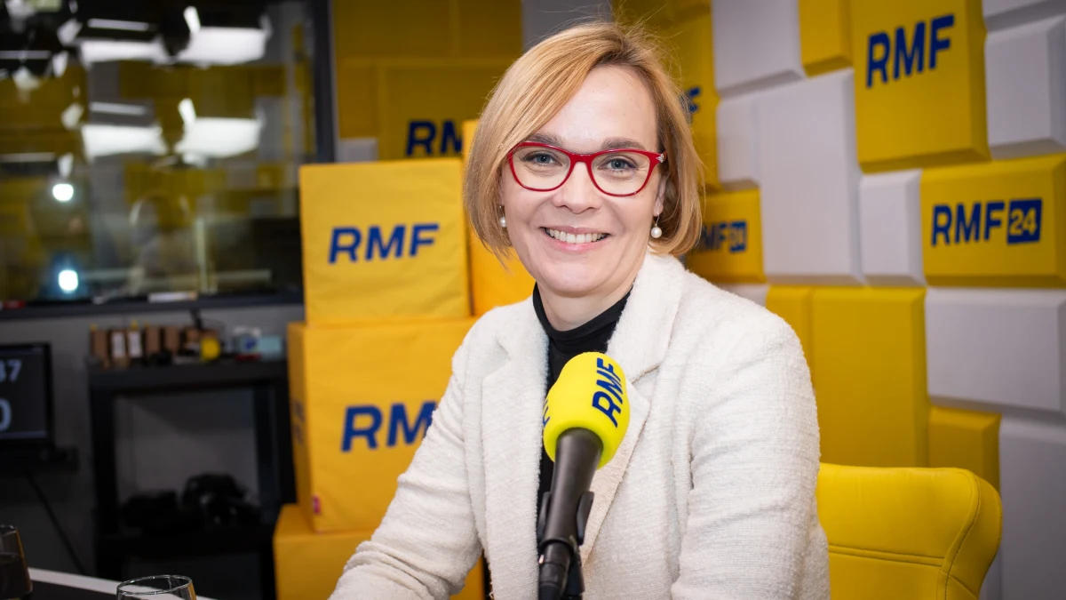 „Zaczynamy widzieć czterodniowy tydzień pracy. Także w Polsce pojawiły się pierwsze firmy, które pilotażowo wprowadzają takie rozwiązania albo na wszystkie piątki, albo na co któryś piątek w miesiącu. Myślę, że to może być kierunek, w którym idziemy” – powiedziała w Popołudniowej rozmowie w RMF FM Marta Petka-Zagajewska, dyrektor Zespołu Analiz Makroekonomicznych PKO BP.