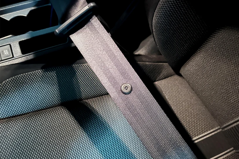 Do czego służy plastikowy guzik na pasie bezpieczeństwa. Narosło wokół niego wiele mitów