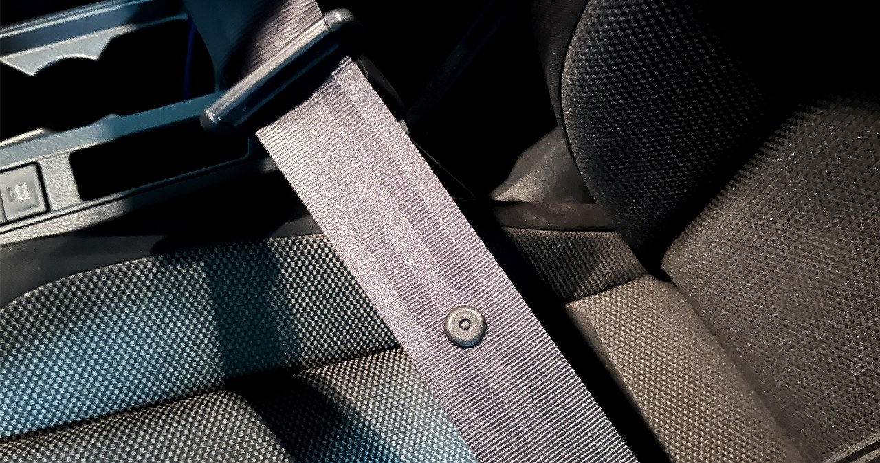 Do czego służy plastikowy guzik na pasie bezpieczeństwa. Narosło wokół niego wiele mitów