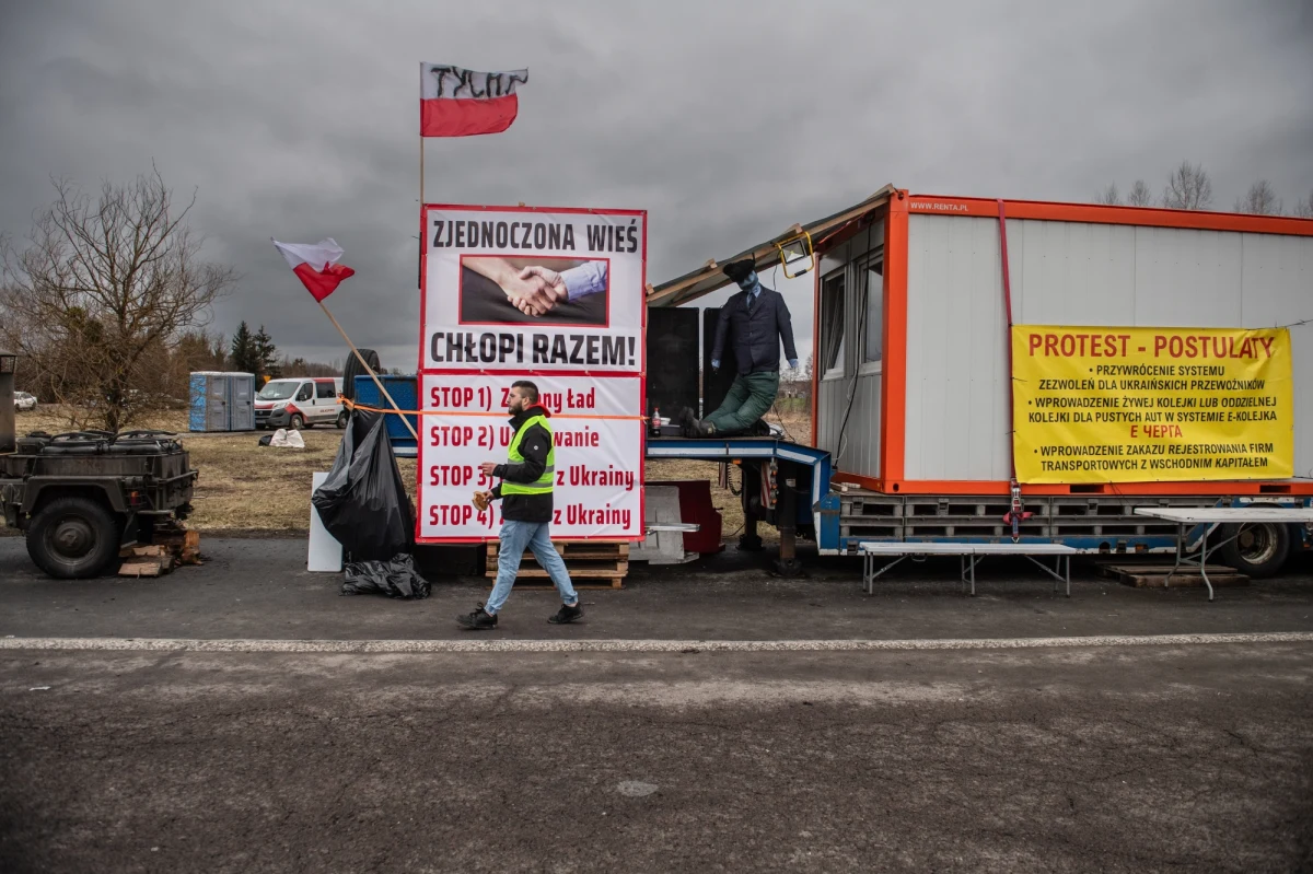Premier Ukrainy Denis Szmyhal poinformował w czwartek na platformie X, że rozmawiał z szefem polskiego rządu Donaldem Tuskiem o sytuacji na granicy obu państw. Podkreślił, że Ukraina i Polska powinny przeciwdziałać napływowi do Unii Europejskiej produktów z Rosji. W wieczornym przemówieniu prezydent Ukrainy przekazał, że polecił szefowi rządu przeprowadzić pilną rozmowę z Tuskiem.