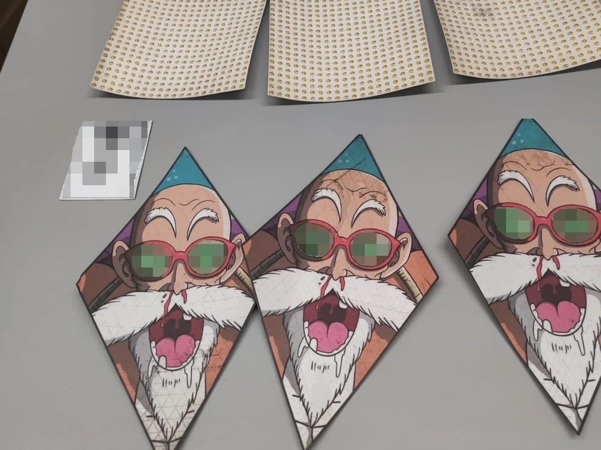 Prawie 6,5 kg narkotyków o wartości około miliona złotych przejęli policjanci z Jasła i funkcjonariusze Centralnego Biura Zwalczania Cyberprzestępczości w Rzeszowie, którzy rozpracowali transakcje przeprowadzane w darknecie. Zatrzymano dwóch mężczyzn.