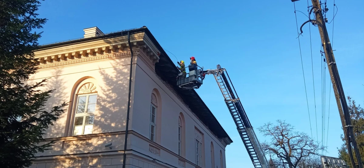 Z frontowej ściany dworku Dzieduszyckich w podkrakowskim Radziszowie urwał się gzyms. Nikt nie został poszkodowany. 