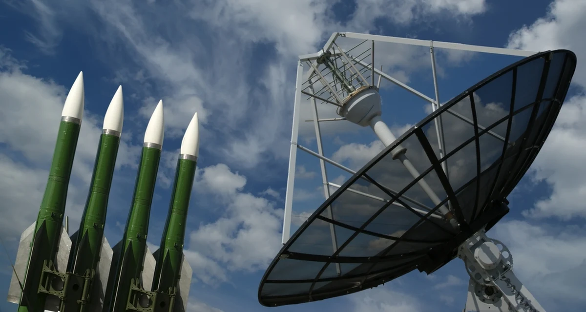 "To zagrożenie jest, ale bardziej potencjalne" - powiedział w Rozmowie w południe w Radiu RMF24 dr hab. Rafał Kopeć, odnosząc się do informacji amerykańskich mediów o planie rozmieszczenia przez Rosję nuklearnego systemu antysatelitarnego w przestrzeni kosmicznej. Zdaniem naukowca z krakowskiego Uniwersytetu Pedagogicznego, są trzy możliwości użycia przez Rosjan takiego systemu.