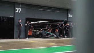 Hamilton testuje nowy bolid Mercedesa na Silverstone przed pożegnalnym sezonem. WIDEO