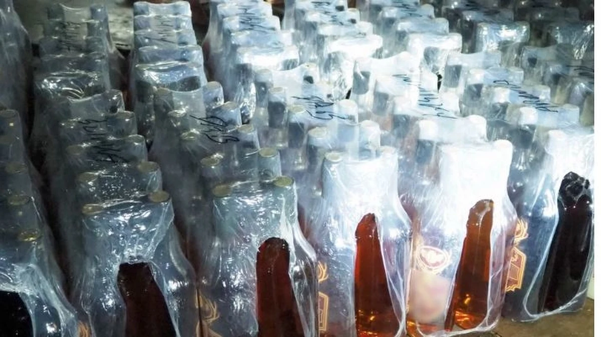 Blisko 3 tys. litrów nielegalnego alkoholu i aparaturę do jego produkcji przejęli funkcjonariusze Krajowej Administracji Skarbowej, którzy w gminie Gródek zlikwidowali bimbrownię. Przed sądem stanie 35-latek.  