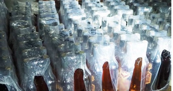 Blisko 3 tys. litrów nielegalnego alkoholu i aparaturę do jego produkcji przejęli funkcjonariusze Krajowej Administracji Skarbowej, którzy w gminie Gródek zlikwidowali bimbrownię. Przed sądem stanie 35-latek.  