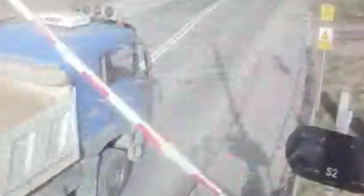 Trzy tysiące złotych mandatu i 15 punktów karnych - tyle kosztowało kierowcę ciężarówki, zlekceważenie światła na strzeżonym przejeździe kolejowym w Balicach. Mężczyzna wjechał pod opadającą zaporę.

