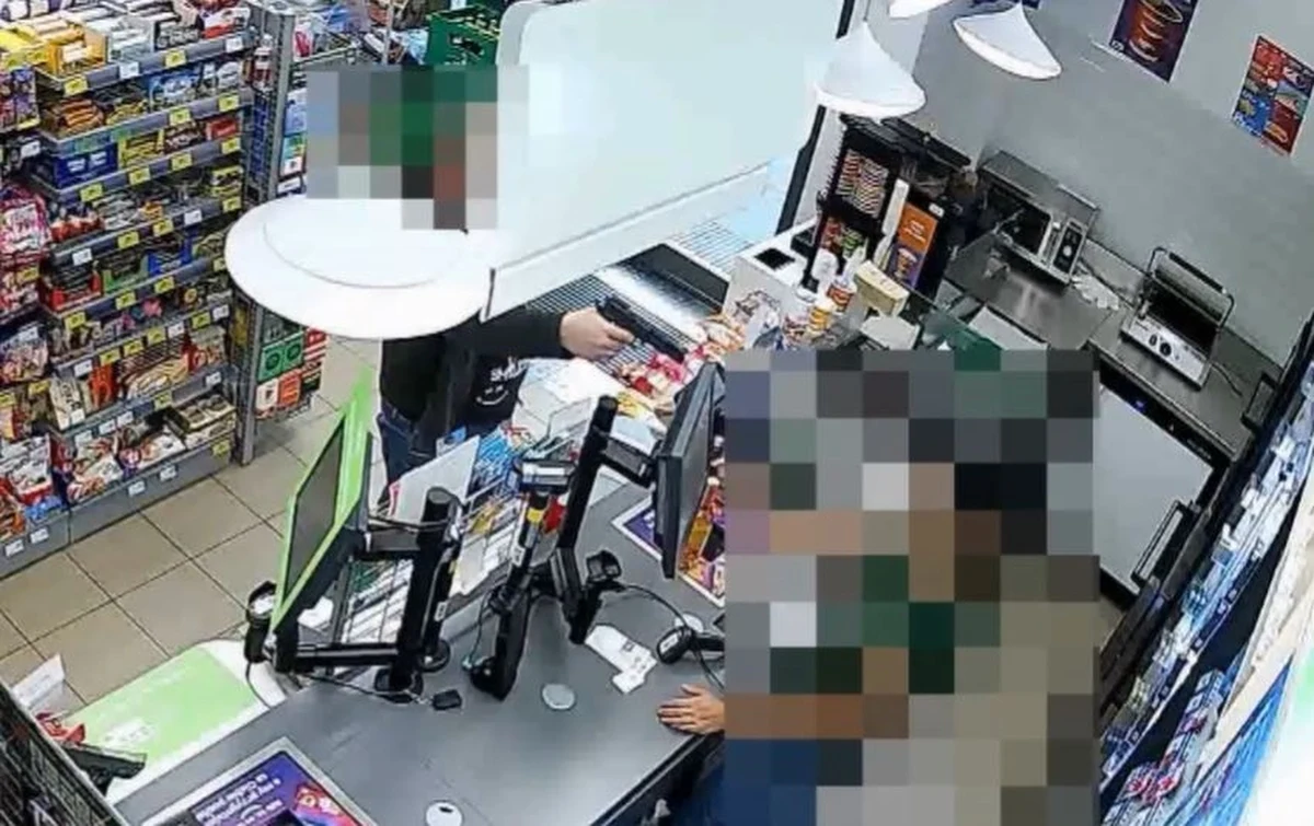 Policjanci zatrzymali mężczyznę, który w czerwcu w Poznaniu sterroryzował ekspedientkę przedmiotem przypominającym broń i ukradł wódkę oraz pieniądze. Podejrzany ukrywał się w Hamburgu. Kiedy przyjechał do kraju, rozpoznał go dzielnicowy.        

