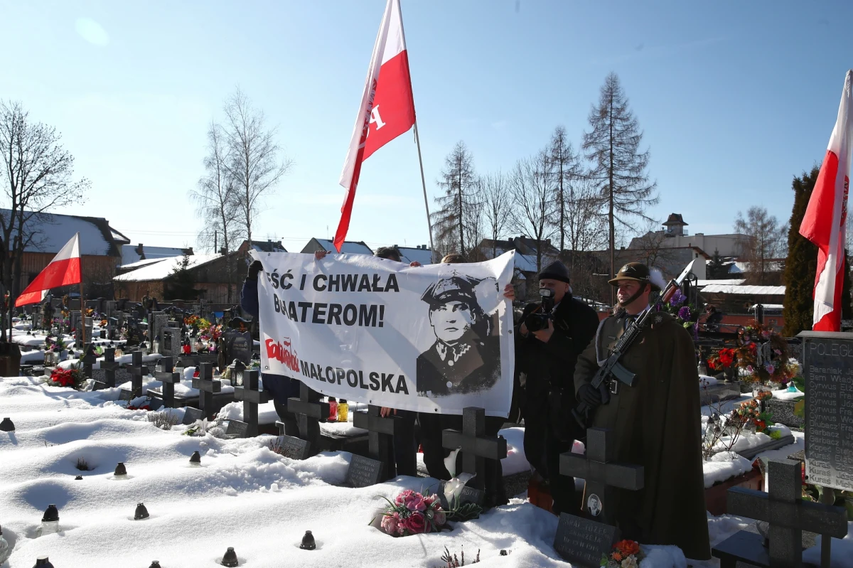 Minister Rodziny, Pracy i Polityki Społecznej Agnieszka Dziemianowicz-Bąk podjęła decyzję o zaprzestaniu organizacji wydarzeń upamiętniających Józefa Kurasia „Ognia” oraz Brygady Świętokrzyskiej NSZ - podał resort. W poprzednich latach organizował je podległy resortowi Urząd ds. Kombatantów i Osób Represjonowanych.