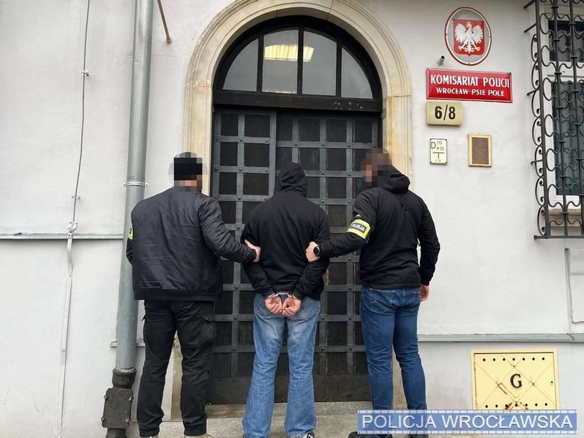 Policjanci z komisariatu Wrocław - Psie Pole zatrzymali mężczyznę, który na początku lutego, uciekając przed kontrolą drogową uszkodził radiowóz i omal nie potrącił policjanta.   