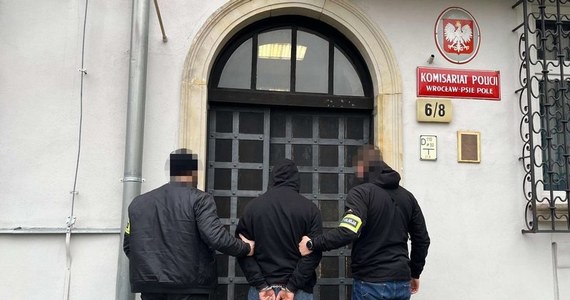 Policjanci z komisariatu Wrocław - Psie Pole zatrzymali mężczyznę, który na początku lutego, uciekając przed kontrolą drogową uszkodził radiowóz i omal nie potrącił policjanta.   
