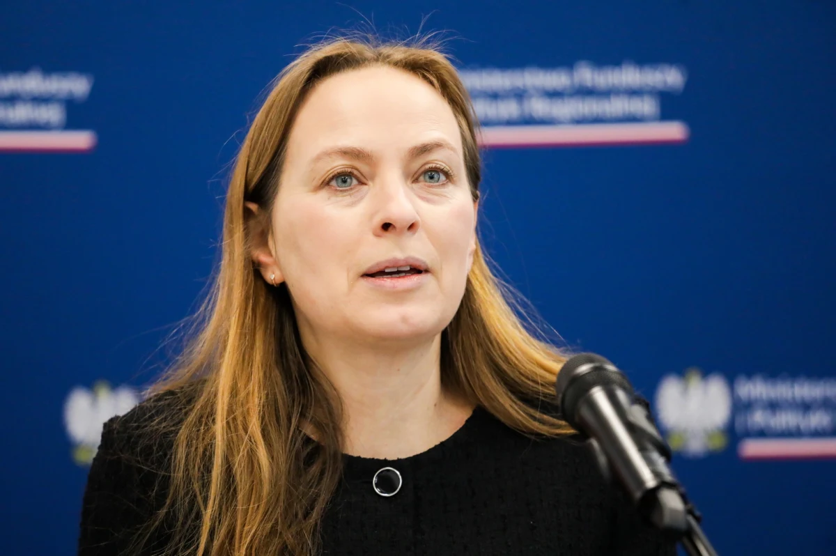 Do kwietnia musi wyjaśnić się przyszłość projektu pod tytułem "polski samochód elektryczny Izera". Minister funduszy i polityki regionalnej Katarzyna Pełczyńska-Nałęcz przyznała, że rząd musi zmierzyć się z kilkoma dylematami. Jednym z nich jest pozyskiwanie chińskiej technologii, która może okazać się zagrożeniem.