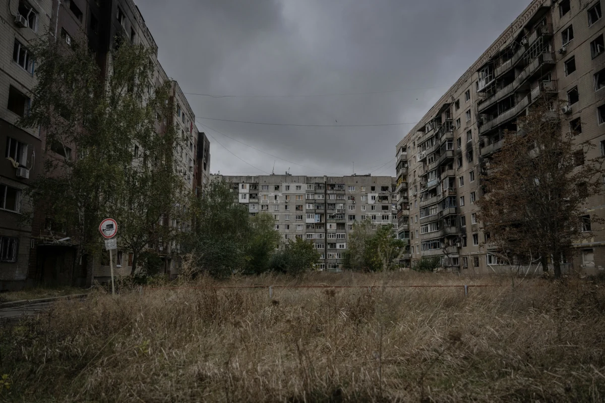 Coraz trudniejsza sytuacja w oblężonej przez siły rosyjskie Awdijiwce w obwodzie donieckim. Jak poinformował ukraiński generał Ołeksandr Tarnawski, dowództwo podjęło decyzję o wycofaniu się z pozycji "Zenit" na południowo-wschodnich obrzeżach miasta.