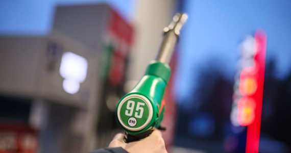 ​Prognozy na nadchodzący tydzień zakładają dalsze wzrosty cen paliw i na razie nie widać szans na odwrócenie tej niekorzystnej dla kierowców tendencji - oceniają analitycy portalu e-petrol.pl. Za benzynę 95 trzeba będzie zapłacić 6,39-6,51 zł/l, a za diesla 6,63-6,75 zł/l.