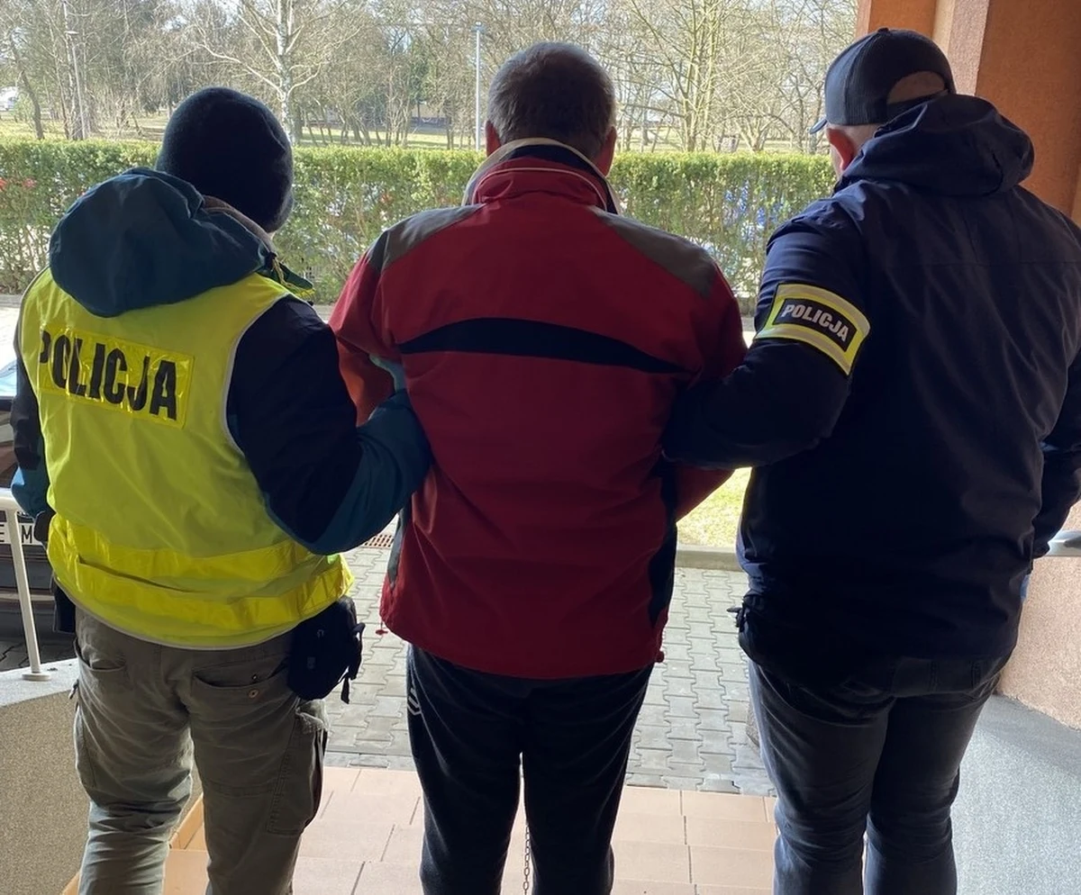 Policjanci z Tomaszowa Mazowieckiego zatrzymali 48-latka podejrzanego o zabójstwo młodej kobiety. Jej ciało znaleziono w czwartek rano na klatce schodowej kamienicy w centrum miasta.

