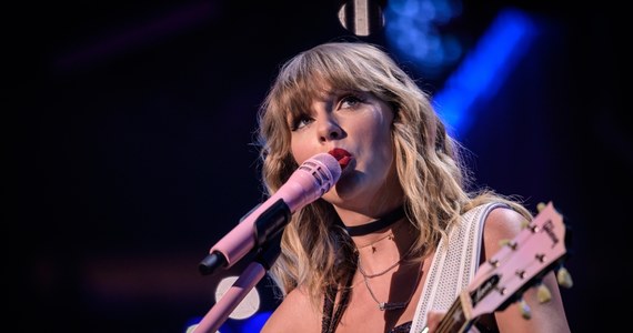 Popularna, amerykańska piosenkarka Taylor Swift przekazała 100 tys. dolarów dla rodziny Lisy Lopez-Galvan, kobiety, która zginęła w masowej strzelaninie podczas parady zwycięzców Super Bowl – Kansas City Chiefs (USA). Tamtejsza policja poinformowała, że w czasie tego tragicznego zdarzenia zginęła jedna osoba, rannych zostało 29 osób, w tym 12 dzieci. W stanie ciężkim są jeszcze trzy osoby. Aresztowano dwóch uzbrojonych podejrzanych.