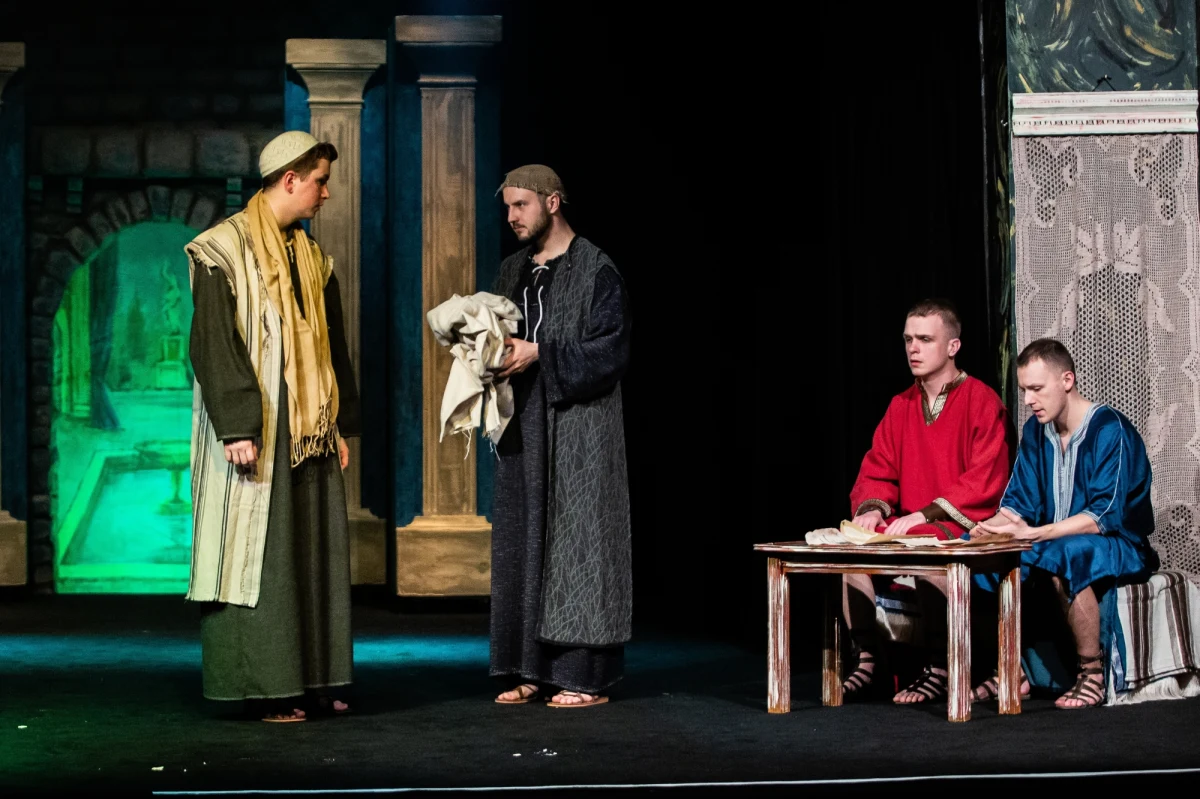 Ten spektakl grany jest już od ponad 90 lat, choć scenariusz co roku się zmienia. Salezjanie z krakowskiego seminarium przedstawiają w wielkopostne weekendy Misterium Męki Pańskiej. Zainteresowanie w całym kraju jest tak duże, że publika mogła uczestniczyć w próbach generalnych. Na misterium przyjeżdżają osoby z całego kraju.