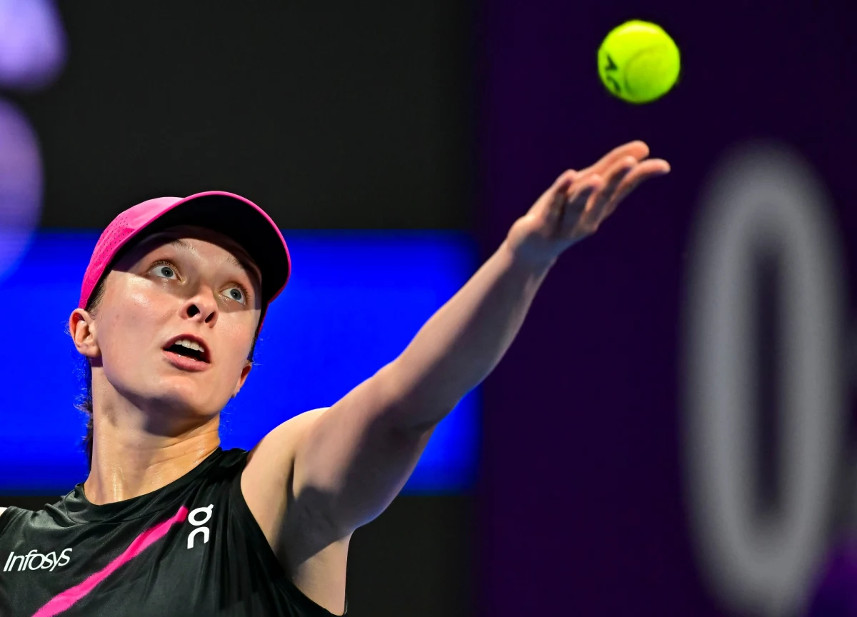 Iga Świątek zmierzy się dziś z Jeleną Rybakiną w finale turnieju tenisowego w Katarze. Dla Polki to będzie trzeci w karierze finał tej imprezy. Świątek wygrywała w Dausze w 2022 i 2023 roku. Teraz w decydującym spotkaniu nasza tenisistka powalczy z Jeleną Rybakiną. Z reprezentantką Kazachstanu ma kiepski bilans. Wygrała z nią tylko jeden z czterech meczów. Finałowy pojedynek Świątek z Rybakiną ma się rozpocząć o 16:00.