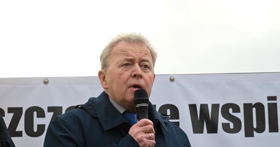 ​"Dopóki będę widział możliwość zrobienia czegoś ważnego dla polskich rolników, będę pracował" - oświadczył w piątek unijny komisarz ds. rolnictwa Janusz Wojciechowski, komentując wezwania do jego dymisji z powodu protestów rolników.