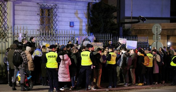 W Gdańsku, Krakowie, Poznaniu i Warszawie - m.in. w tych polskich miastach odbyły się lub trwają protesty w związku ze śmiercią rosyjskiego opozycjonisty Aleksieja Nawalnego. Uczestnicy wiecu przed rosyjską ambasadą w Warszawie skandowali "Nawalny".