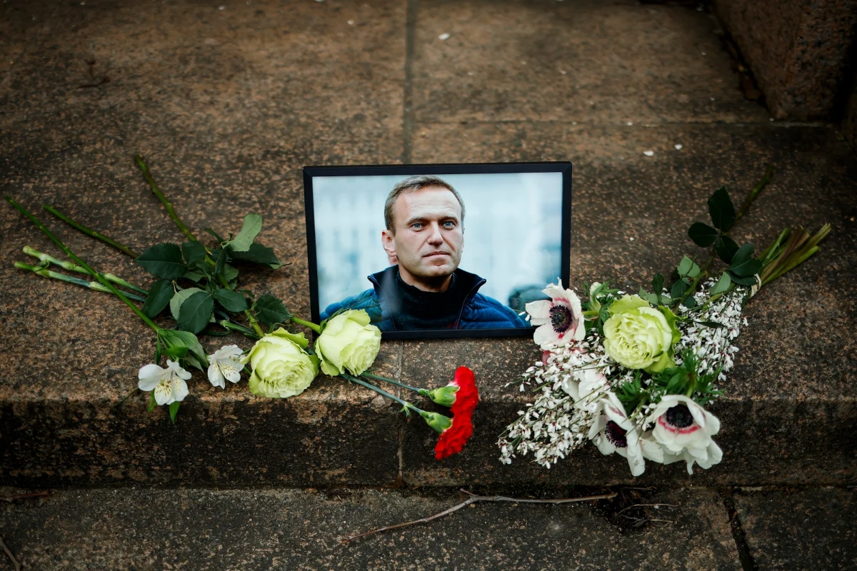 Według rosyjskiej telewizji RT, Aleksiej Nawalny zmarł z powodu „oderwanego skrzepu”. Lekarz lidera rosyjskiej opozycji ocenił, że taka przyczyna naturalnej śmierci jest mało prawdopodobna. Według niego rzeczywisty powód mogłaby ujawnić tylko niezależna sekcja.