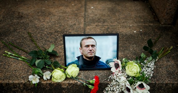 Według rosyjskiej telewizji RT, Aleksiej Nawalny zmarł z powodu „oderwanego skrzepu”. Lekarz lidera rosyjskiej opozycji ocenił, że taka przyczyna naturalnej śmierci jest mało prawdopodobna. Według niego rzeczywisty powód mogłaby ujawnić tylko niezależna sekcja.