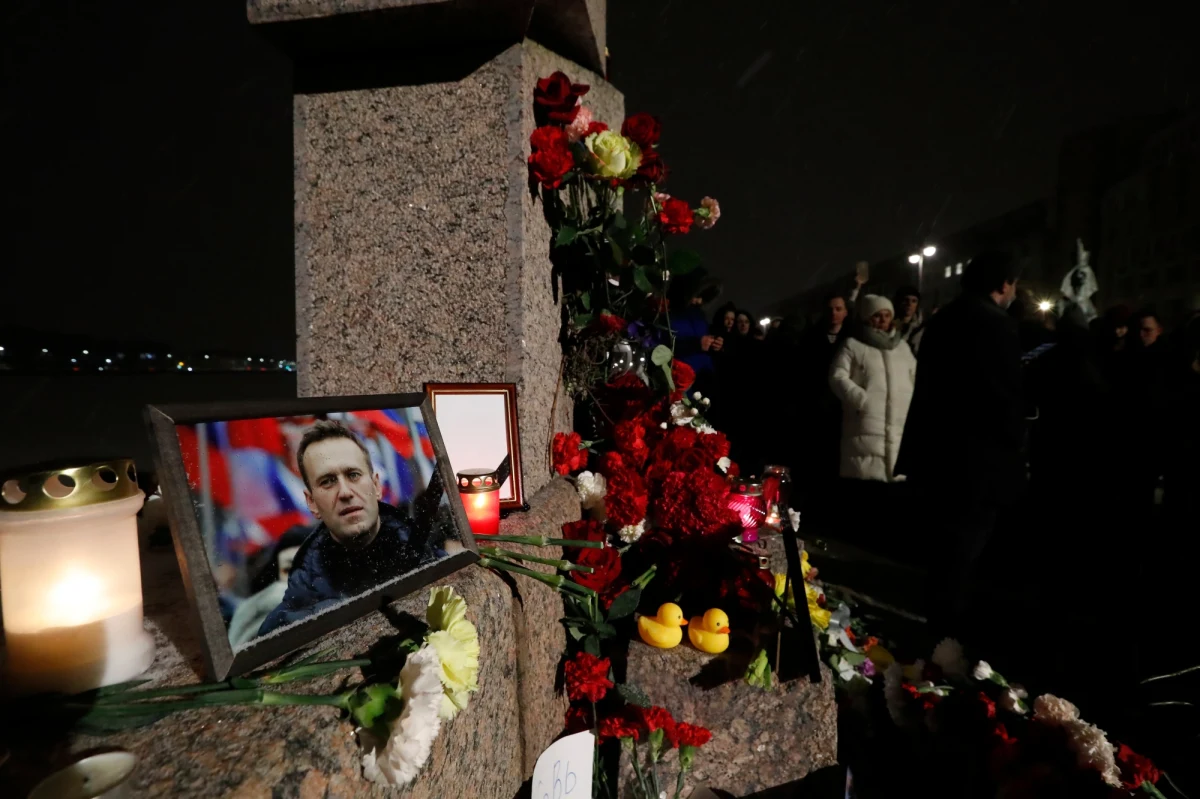 W wielu miejscach w Rosji mieszkańcy wyszli na ulice, żeby upamiętnić Aleksieja Nawalnego. Rosyjskie niezależne media informują o zatrzymaniu ponad 100 osób.