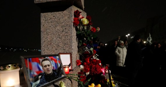 W wielu miejscach w Rosji mieszkańcy wyszli na ulice, żeby upamiętnić Aleksieja Nawalnego. Rosyjskie niezależne media informują o zatrzymaniu ponad 100 osób.