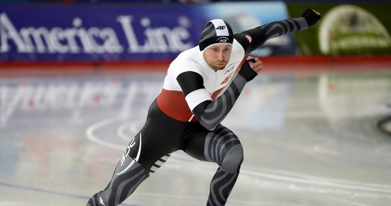 Damian Żurek zdobył brązowy medal na 500 m w mistrzostwach świata w łyżwiarstwie szybkim w kanadyjskim Calgary. Polak czasem 34,11 poprawił rekord kraju. Biało-Czerwone w wyścigu drużynowym na dochodzenie zajęły siódmą lokatę.