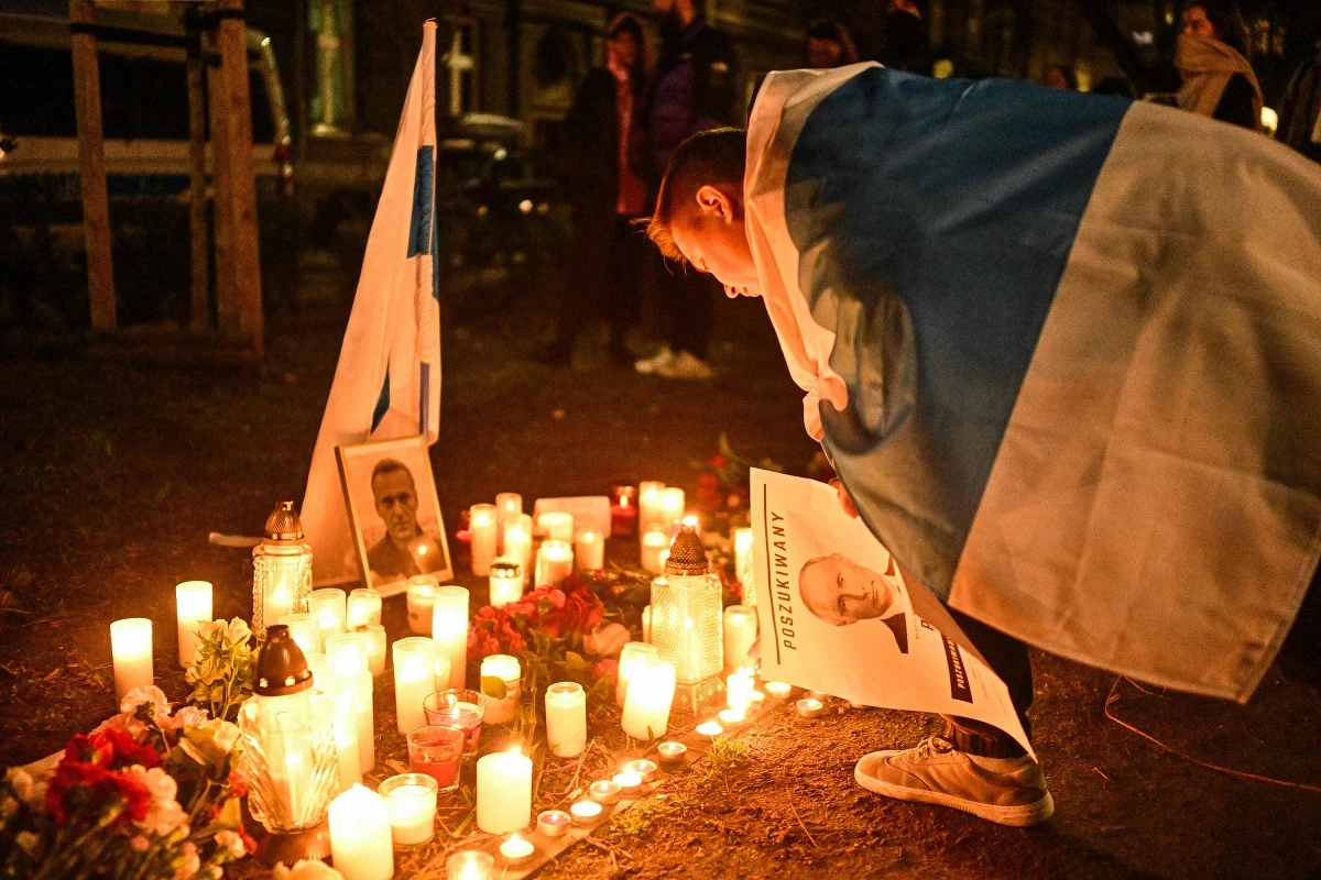 Setki ludzi w całej Europie wyszły wieczorem na ulice, by wyrazić smutek, ale też oburzenie z powodu śmierci Aleksieja Nawalnego - rosyjskiego opozycjonisty. Demontrowano też w Warszawie, Krakowie, Gdańsku, czy Poznaniu. O tym, że największy krytyk Władimira Putina nie żyje, poinformowały w piątek władze kolonii karnej, w której przebywał. 