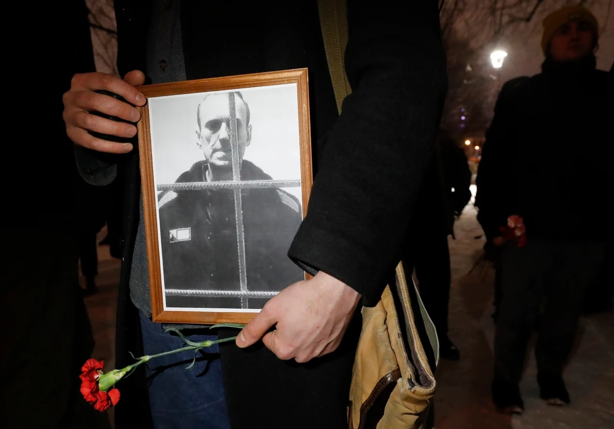 Do śmierci Aleksieja Nawalnego mogło dojść wcześniej, niż podał to Kreml - ustalił portal Meduza. Z kolei Gulagu.net zwrócił uwagę na zastanawiającą kolejność zdarzeń w dniu zgonu rosyjskiego opozycjonisty. Ponadto, dwa dni przed śmiercią Rosjanina do łagru mieli przyjechać m.in. funkcjonariusze FSB.