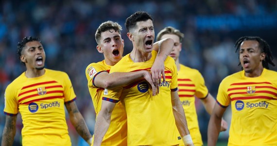 Dwa gole - tuż przed końcem pierwszej połowy i w ostatnich sekundach meczu - zdobył Robert Lewandowski w sobotnim spotkaniu FC Barcelony z Celtą Vigo. "Duma Katalonii" wygrała mecz 2:1.