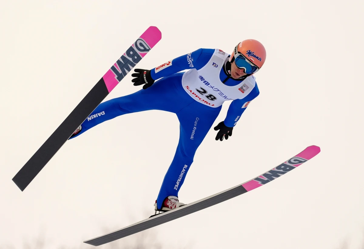 Aleksander Zniszczoł zajął 14. miejsce w niedzielnym konkursie Pucharu Świata w skokach narciarskich w Sapporo. Kamil Stoch był 18., a Dawid Kubacki 25. Zwyciężył Słoweniec Domen Prevc.