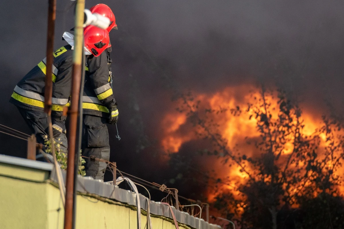 Dwie osoby trafiły do szpitala w wyniku pożaru domu we wsi Maciejowa Wola pod Gołdapią. Ogień objął cały budynek.