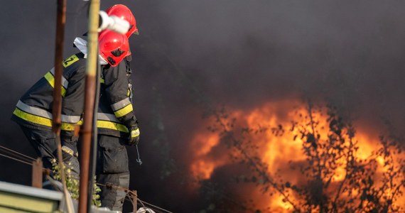 Dwie osoby trafiły do szpitala w wyniku pożaru domu we wsi Maciejowa Wola pod Gołdapią. Ogień objął cały budynek.