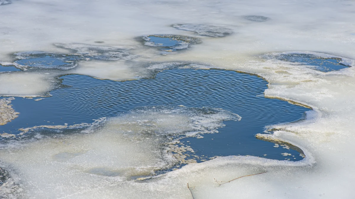 Nie żyje dwóch nastolatków, pod którymi wczoraj załamał się lód na jeziorze Wigry koło Suwałk. Chłopcy mieli 11 i 16 lat. 