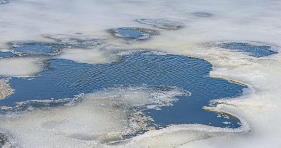 Nie żyje dwóch nastolatków, pod którymi wczoraj załamał się lód na jeziorze Wigry koło Suwałk. Chłopcy mieli 11 i 16 lat. 