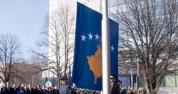 ​Na południu Serbii, przy granicy z Kosowem, rozlokowano ogromne siły serbskiego wojska, policji i żandarmerii. Tam też kierowany jest sprzęt z Rosji i Chin - ostrzegł minister obrony Kosowa Ejup Maqedonci, cytowany w niedzielę przez dziennik "Koha Ditore".