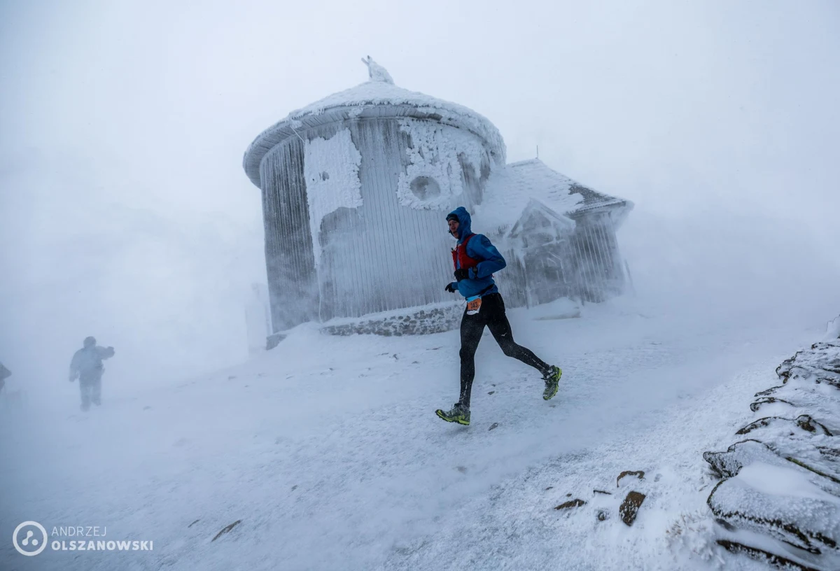Po raz dziesiąty zawodnicy zmierzą się z zimowymi górskimi warunkami i wymagającą trasą podczas startu w Zimowym Ultramaratonie Karkonoskim. Zawody uchodzą za jedne z najtrudniejszych tego typu zimowych zmagań w Polsce. Bieg jest memoriałem Tomka Kowalskiego - alpinisty i ultramaratończyka, który zginął jedenaście lat temu podczas zimowej wyprawy na Broad Peak. 