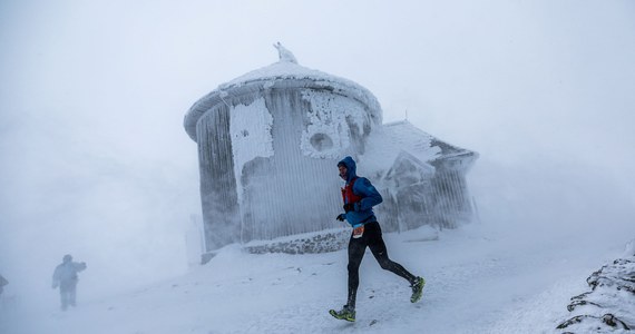 Po raz dziesiąty zawodnicy zmierzą się z zimowymi górskimi warunkami i wymagającą trasą podczas startu w Zimowym Ultramaratonie Karkonoskim. Zawody uchodzą za jedne z najtrudniejszych tego typu zimowych zmagań w Polsce. Bieg jest memoriałem Tomka Kowalskiego - alpinisty i ultramaratończyka, który zginął jedenaście lat temu podczas zimowej wyprawy na Broad Peak. 
