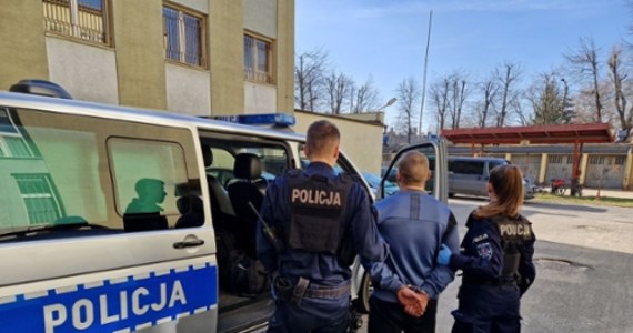 28-latek, który chciał się dowiedzieć, dlaczego funkcjonariusze szukali go w domu, przyszedł do Komendy Powiatowej Policji w Pabianicach (woj. łódzkie). Dowiedział się, że ma wyrok i jest poszukiwany. Mężczyzna trafił do więzienia.