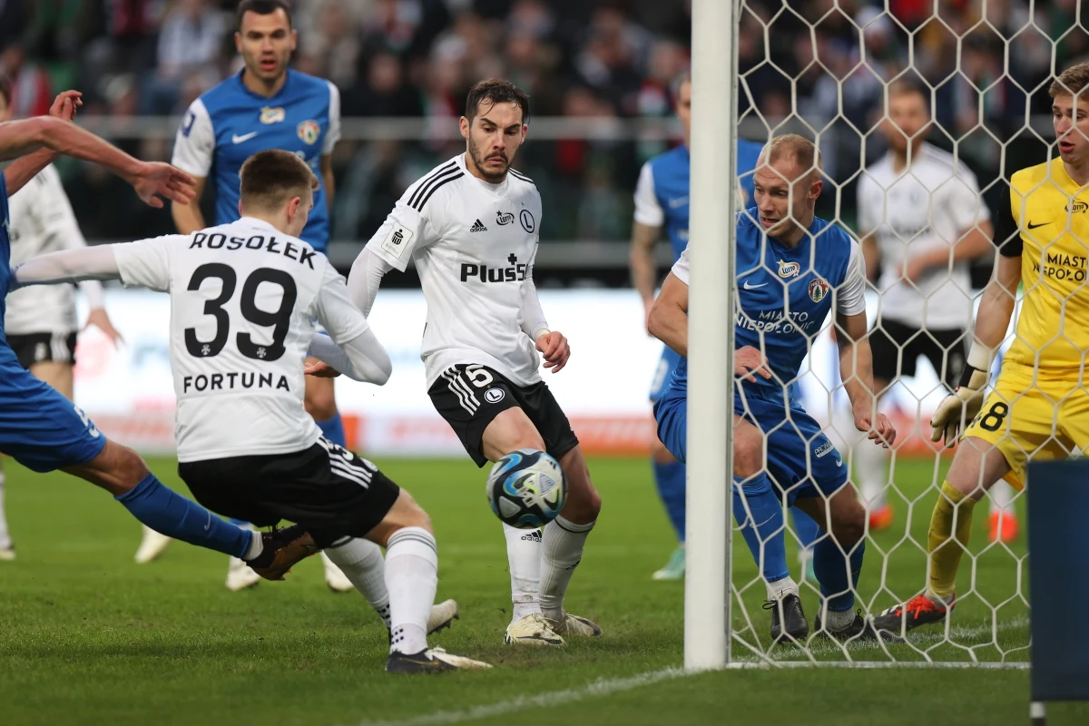 Wynikiem 1:1 (0:1) zakończył się mecz Legii Warszawa z Puszczą Niepołomice w ramach 21. kolejki PKO BP Ekstraklasy. Autorami goli byli Michał Koj i Maciej Rosołek.