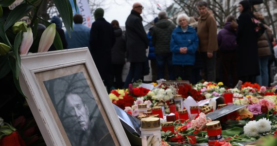 Nadal nie wiadomo, gdzie jest ciało rosyjskiego opozycjonisty Aleksieja Nawalnego. W piątek poinformowano, że najważniejszy oponent Władimira Putina zmarł w kolonii karnej. Niezależny rosyjski portal Mediazona opublikował nagranie z kamer monitoringu związane z tą sprawą. Widać na nim nocny konwój, w którym ciało Nawalnego mogło zostać wywiezione z łagru.