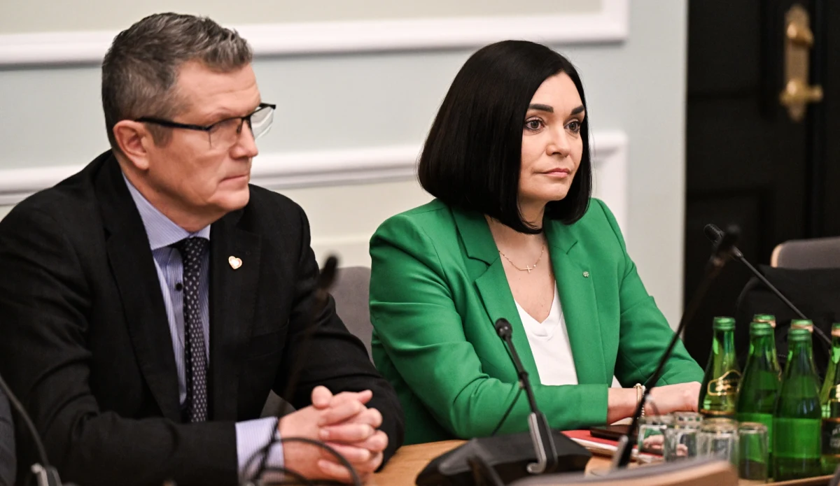 O godz. 12:00 rozpoczęło się pierwsze posiedzenie komisji śledczej ds. Pegasusa. Jej przewodnicząca - Magdalena Sroka - powiedziała, że komisja wybierze dziś doradców, złoży wnioski dowodowe, ustali pierwszą listę świadków, a ona sama zaprezentuje plan pracy. Posłanka Trzeciej Drogi potwierdziła, że jednymi z pierwszych osób, które mają być wezwane przed komisję, są Zbigniew Ziobro, Beata Szydło, Mariusz Kamiński i Maciej Wąsik.