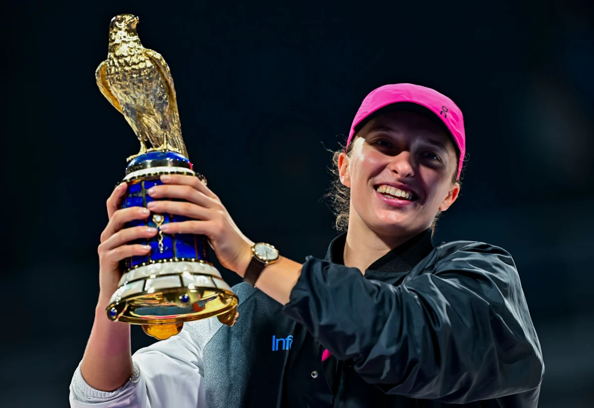 Iga Świątek wciąż prowadzi w światowym rankingu tenisistek. Polka po zwycięstwie w turnieju w Dausze powiększyła przewagę nad drugą w zestawieniu Białorusinką Aryną Sabalenką. Trzecia nadal jest Amerykanka Coco Gauff.