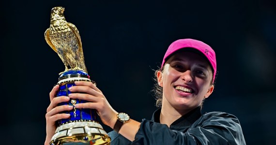 Iga Świątek wciąż prowadzi w światowym rankingu tenisistek. Polka po zwycięstwie w turnieju w Dausze powiększyła przewagę nad drugą w zestawieniu Białorusinką Aryną Sabalenką. Trzecia nadal jest Amerykanka Coco Gauff.