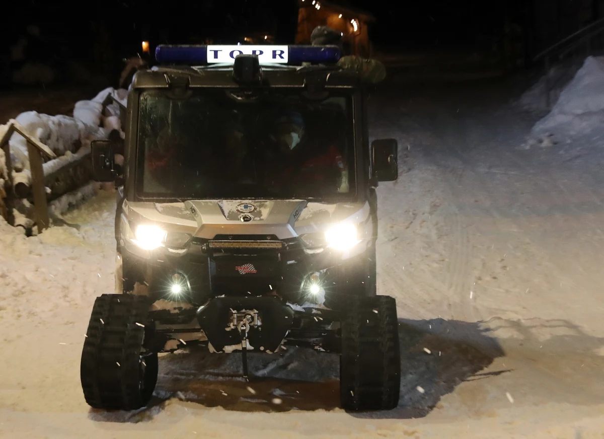Nocna akcja ratowników TOPR. Za pomocą dronów dostarczyli dwóm taternikom, którzy utknęli w ścianie Kazalnicy Mięguszowieckiej, pakiety grzewcze i ciepłe napoje.