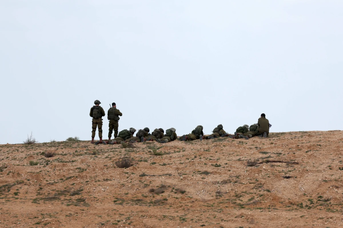 Trwające działania wojskowe w Strefie Gazy, rozpoczęte przez izraelską armię po ataku Hamasu z 7 października 2023 roku, mogą potrwać przez kolejnych sześć do ośmiu tygodni - poinformował Reuters. Następnym etapem będą ataki o mniejszej intensywności, czyli punktowe ostrzały lotnicze i operacje sił specjalnych.